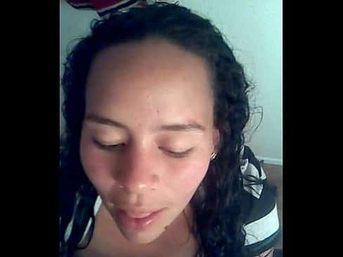 Ragazza bruna pompinara latina mi succhia avidamente il mio cazzo e si fa sborrare in bocca bevendo tutto lo spema