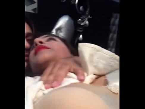 Una coppiatta esibizionista indiana si fa le coccole in webcam e il ragazzo fa un ditalino alla sua tipa che ride e gode