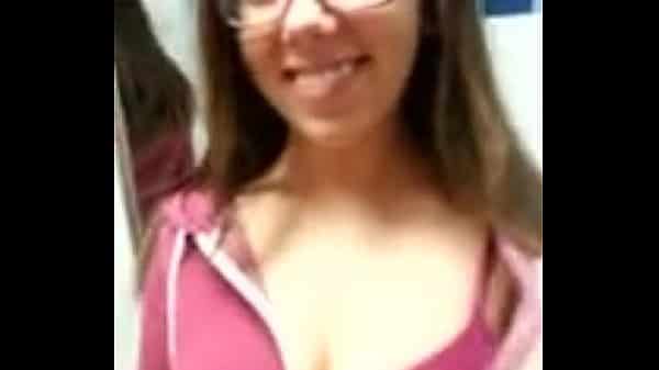 Fantastico amatoriale con una coppia che, presa da un improvvisa voglia di scopare, si chiude in un bagno pubblico e da sfogo a tutte le sue voglie lasciandosi andare all'istinto primordiale che li attanaglia