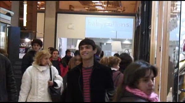 Michael e Antonello scopano assieme in un lurido cesso! Due ragazzi omosessuali fortemente attratti l'uno dall'altro si scambiano del sesso orale e qualche botta nel culo in un bagno pubblico ed alla fine entrambi si schizzano con il proprio sperma