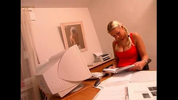 Smettila di stuzzicarmi: bellissima biondina poco rispettosa della sensibilità di un collega di lavoro fa di tutto per farlo arrapare ed alla fine raggiunge il suo scopo facendolo cadere nella sua trappola