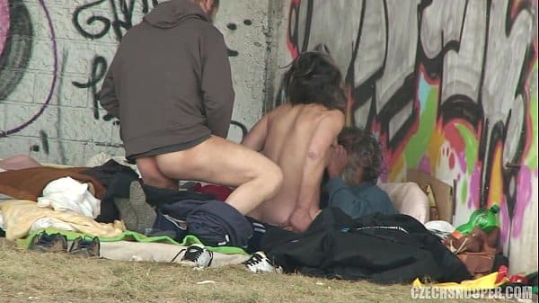 Sesso senza tetto 100% reale:Sesso all'aria aperta senza protezioni e senza vergogna tra tre senzatetto di cui una donna che si accoppiano come animali sotto ad un ponte tra i cartoni