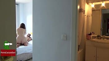 Ho beccato e filmato il mio coinquilino che studia legge che si scopa la sua ragazza in camera da letto attraverso la porta. Una bellissima ripresa nascosta di una coppia che ci dà dentro dopo tanto tempo che non si vedevano.