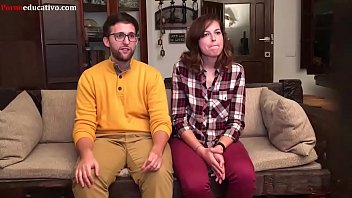 Intervista sul sesso di coppia: Una giovane coppia rispondere ad alcune domande relative alla loro sfera sessuale personale e le loro risposte serviranno allo stessi per conoscersi meglio.
