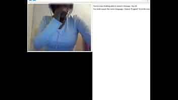 Ragazza venezuelana con un po' di pancetta si masturba con un pettine in una chat erotica per arrotondare a fine mese.